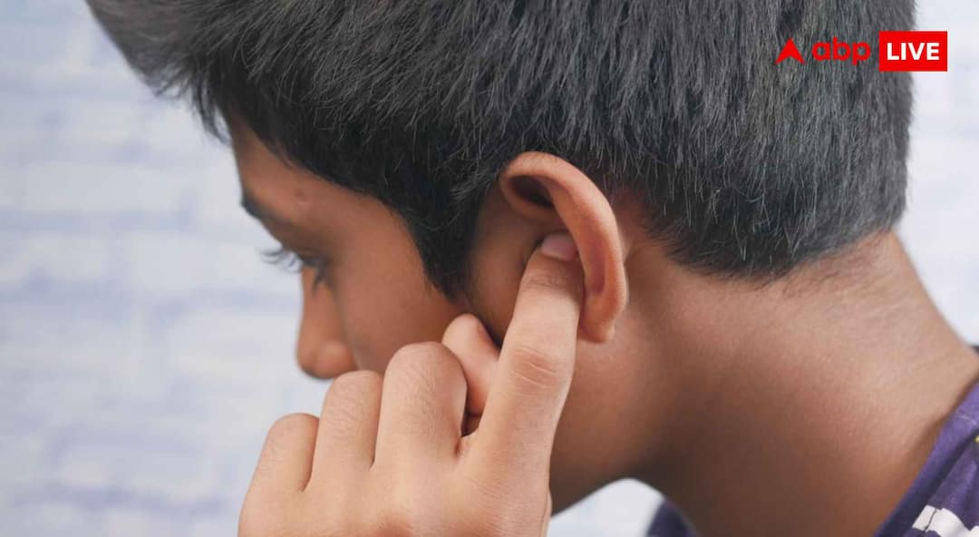 Sudden hearing loss Causes: Hearing loss in one ear suddenly, get treatment immediately otherwise permanent deafness will occur.