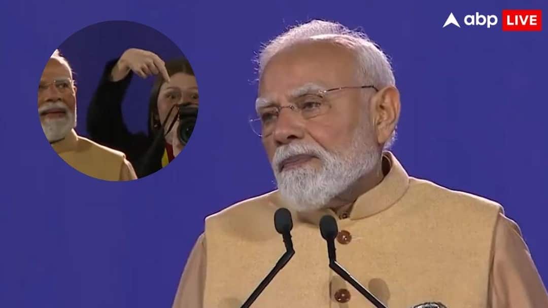 What gesture did the girl standing behind PM Modi make, the Prime Minister turned to look at him, reaction went viral