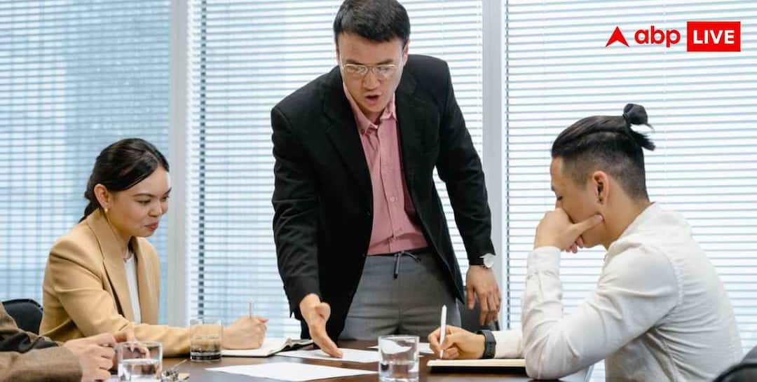Boss Warning Signs: If the boss starts giving these signals then the boat has sunk, do not say this to your senior even by mistake