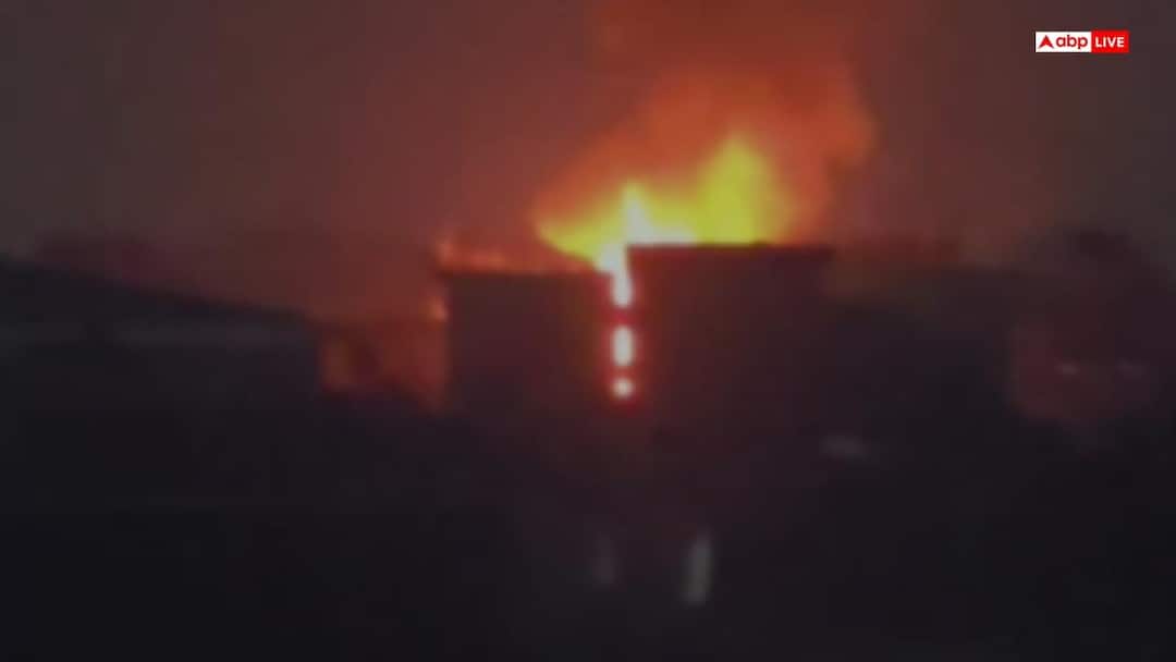 Massive fire in 4 storey building of Delhi’s Majlis Park, many fire tenders on the spot.