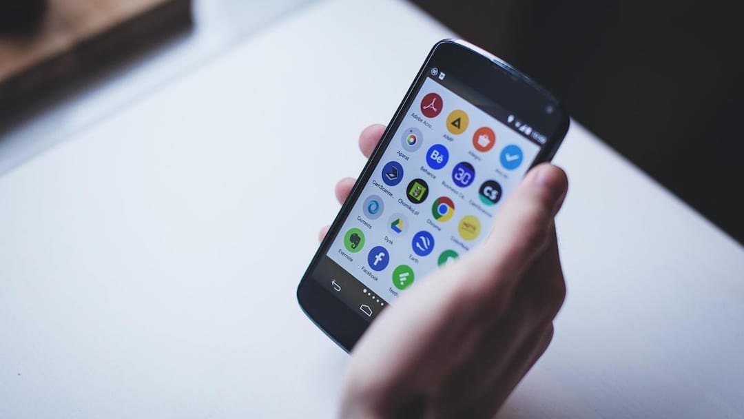 Is it right to use smartphones without updates? Know what the dangers are
